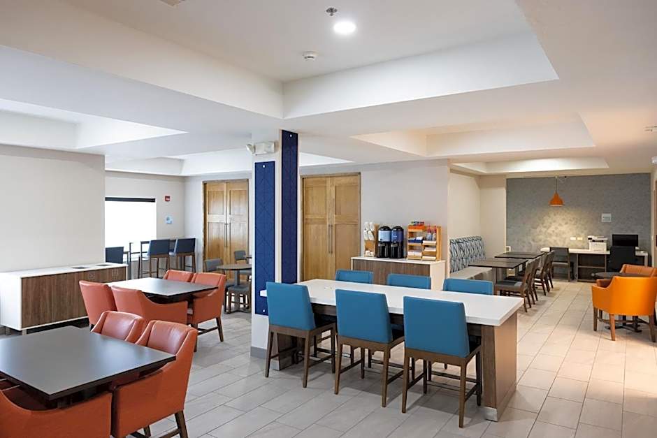 Holiday Inn Express and Suites Wichita Airport By IHG