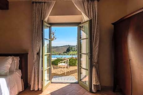 Queen Suite with Pool View