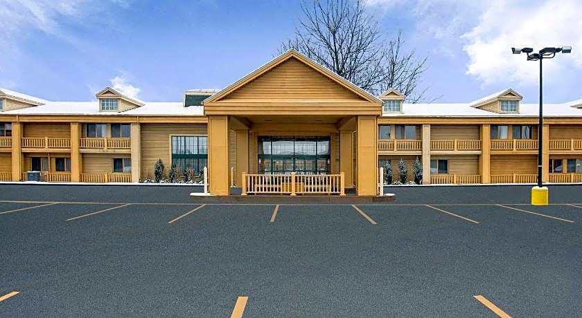 La Quinta Inn & Suites by Wyndham Oshkosh