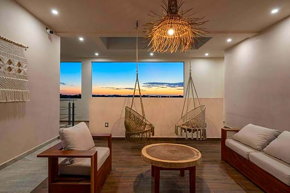Frida's Artsy Condo with own mural, outdoor tub & rooftop pool