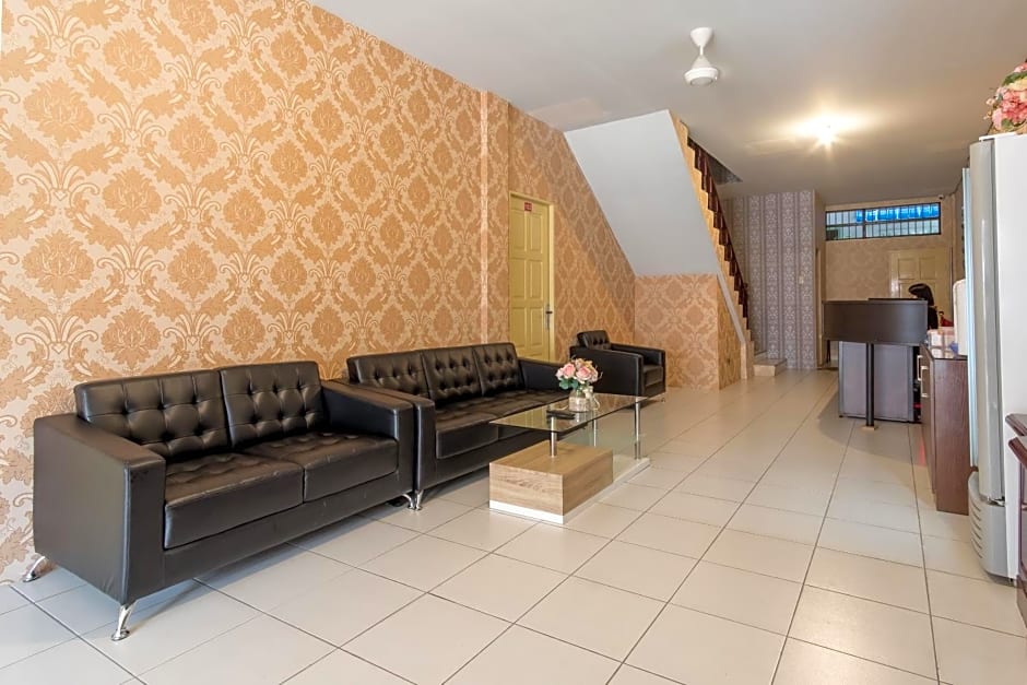 OYO 359 Executive Inn