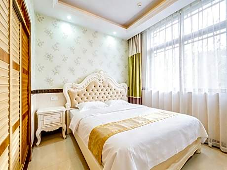 Room with Queen Bed