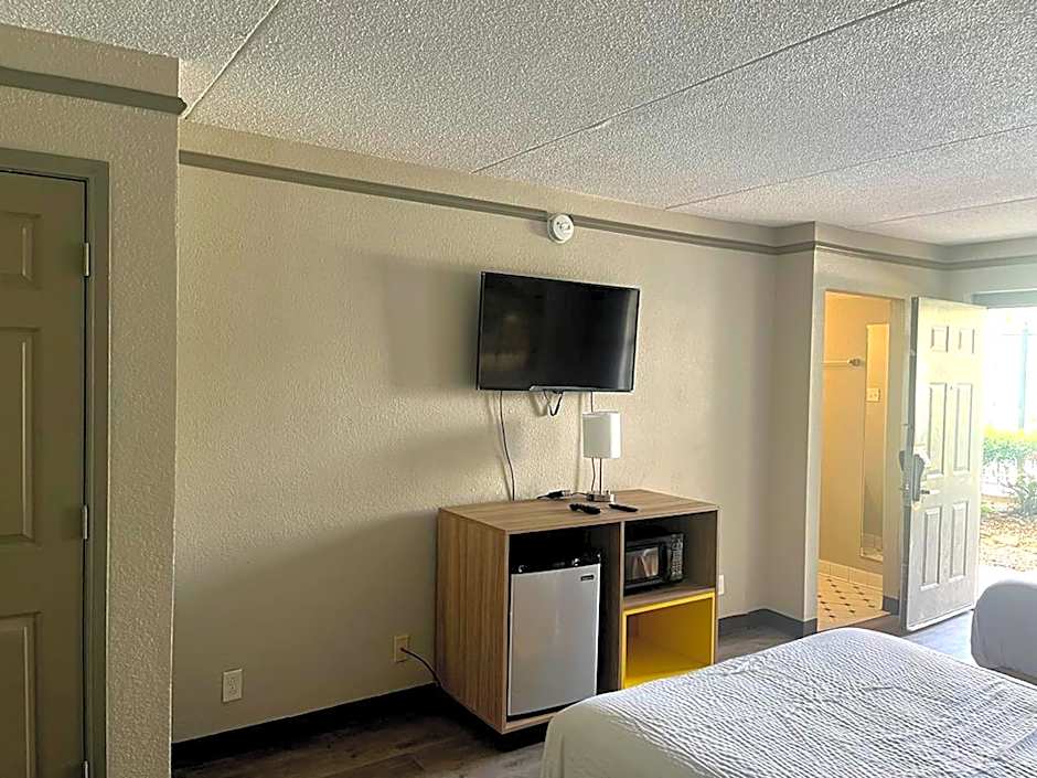 Days Inn by Wyndham Sulphur West