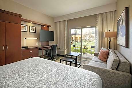 Guest room, 1 King, Courtyard view