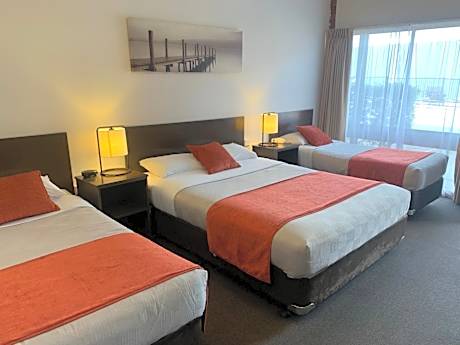 Ploughmans Motor Inn