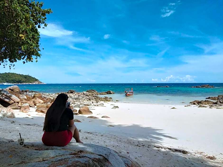 DAYA Beach, Lipe local
