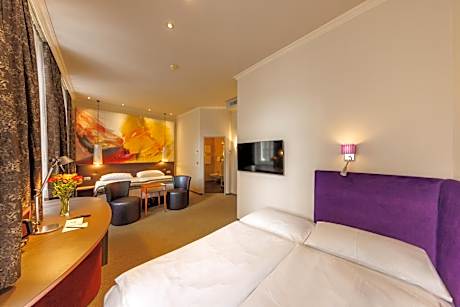 Deluxe Quadruple Room with Street View