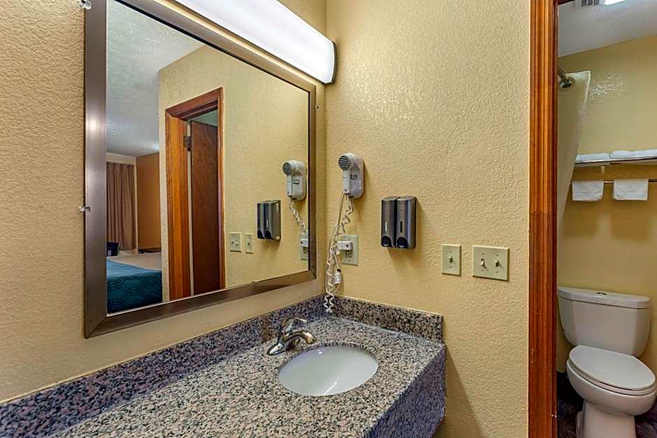 Econo Lodge North