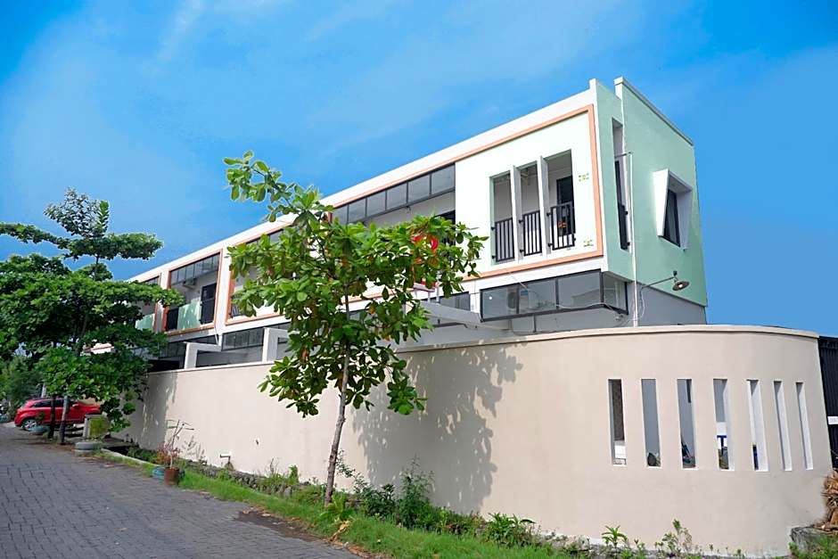 RedDoorz near Stasiun Tawang Semarang