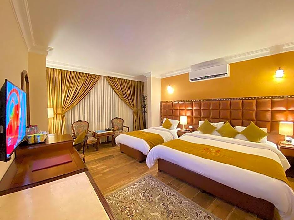 Town Season Hotel
