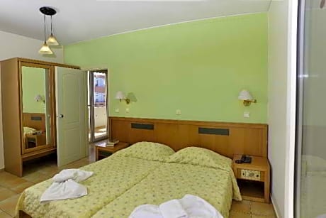 1 BEDROOM APARTMENT SIDE SEA VIEW