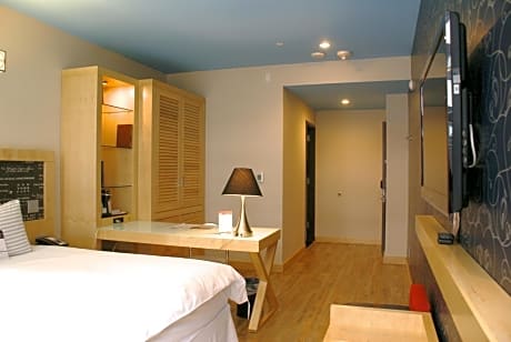 Room 1 King Bed (Tryp)