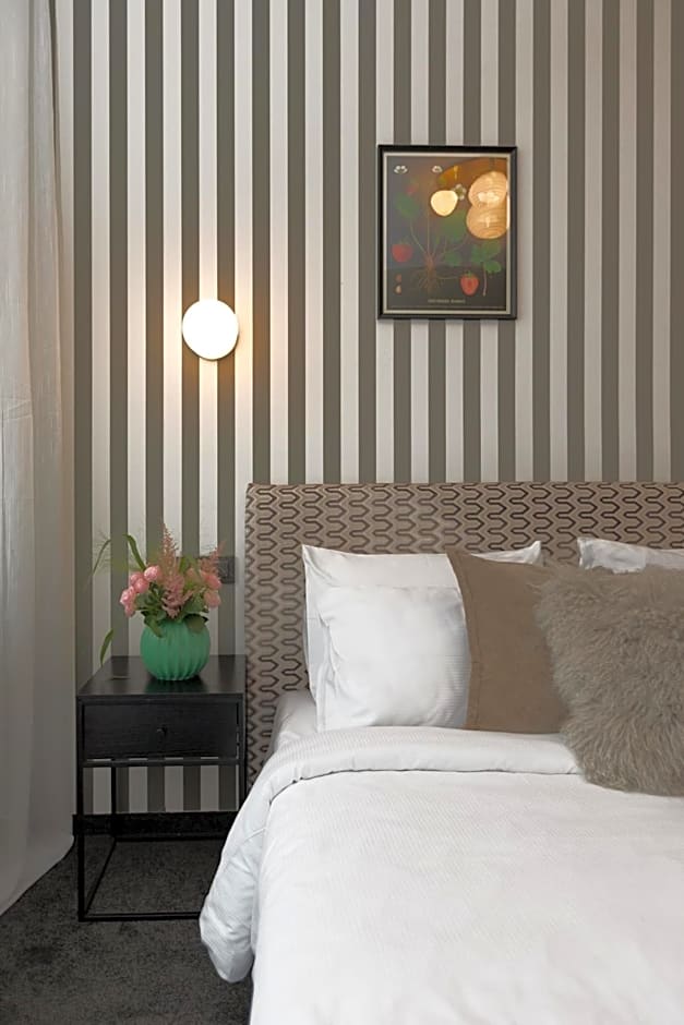 Happy Inn Rooms & Suites