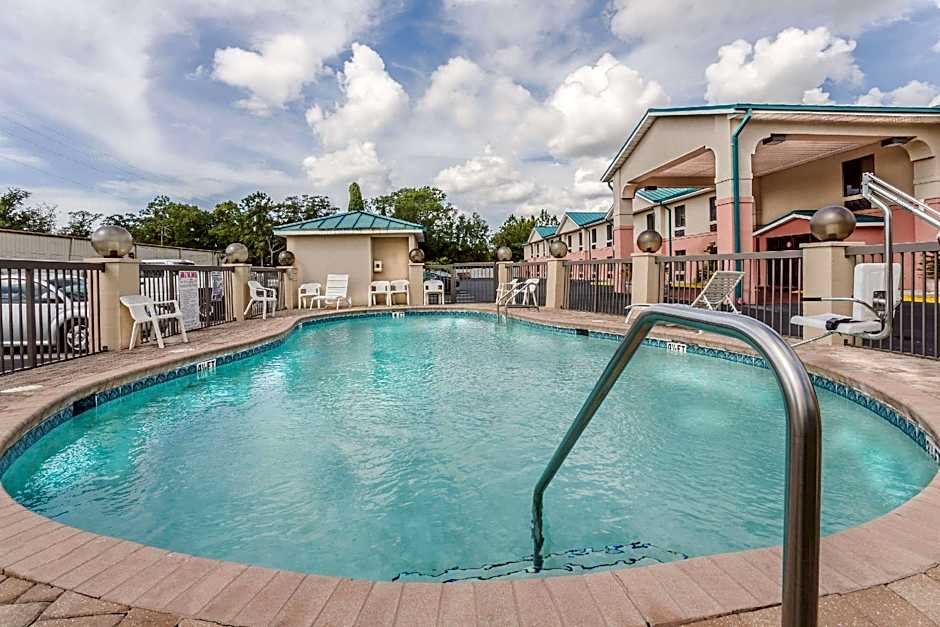 Days Inn by Wyndham Panama City/Callaway