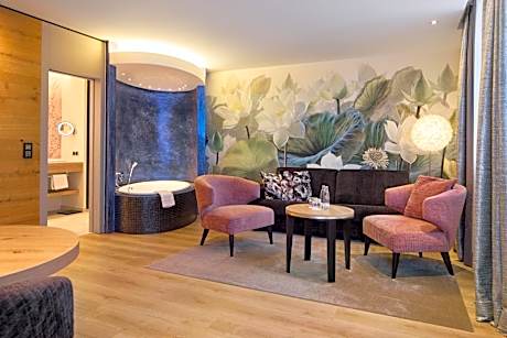 Double Suite with Balcony, Park View and Spa Bath