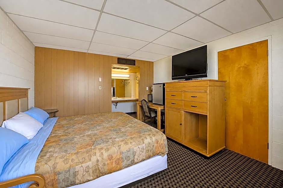 First Inn By OYO Quinter Hwy 70