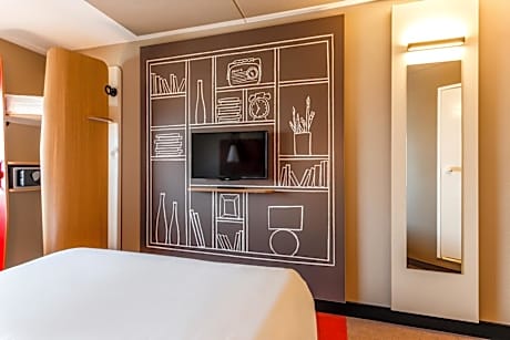 Queen Room with extra bed
