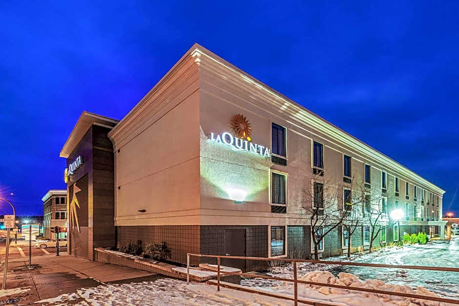 La Quinta Inn &amp; Suites by Wyndham Jamestown, NY-Downtown
