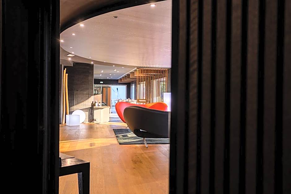 Black Hotel