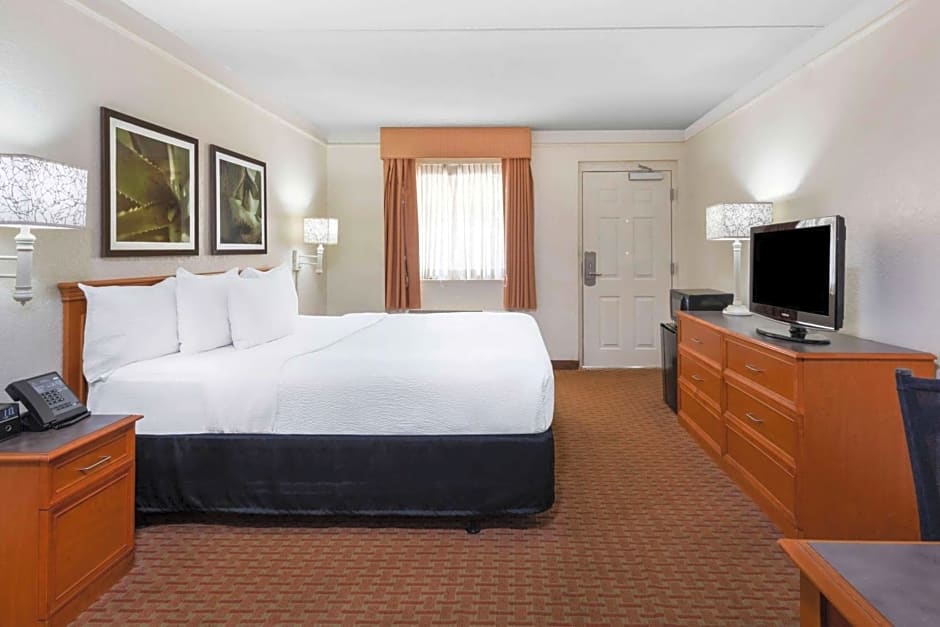 La Quinta Inn & Suites by Wyndham Deerfield Beach I-95 At Hillsb