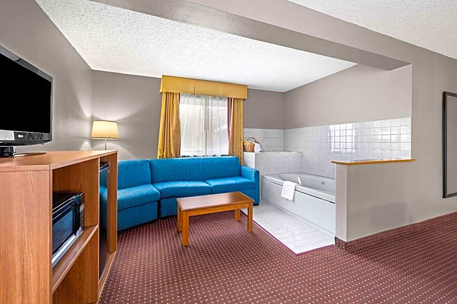 Super 8 by Wyndham Waverly