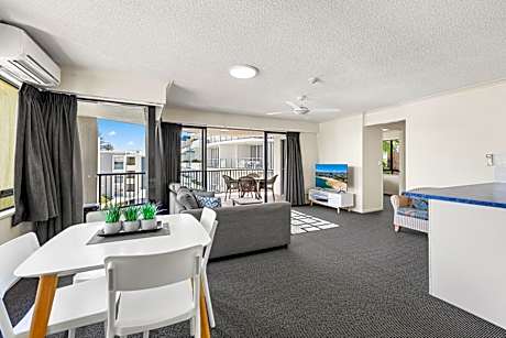 Large One Bedroom Apartment – Partial Views