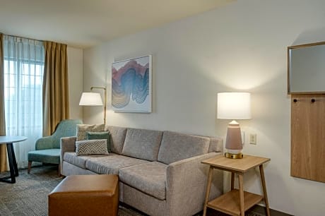 One-Bedroom King Suite with Communications Accessible Tub