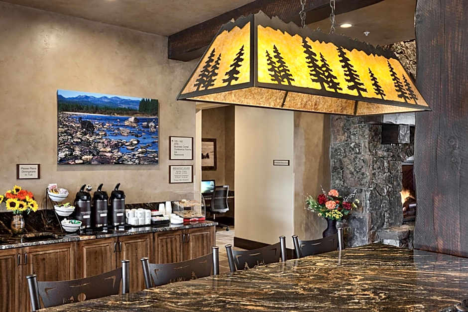 Glacier International Lodge