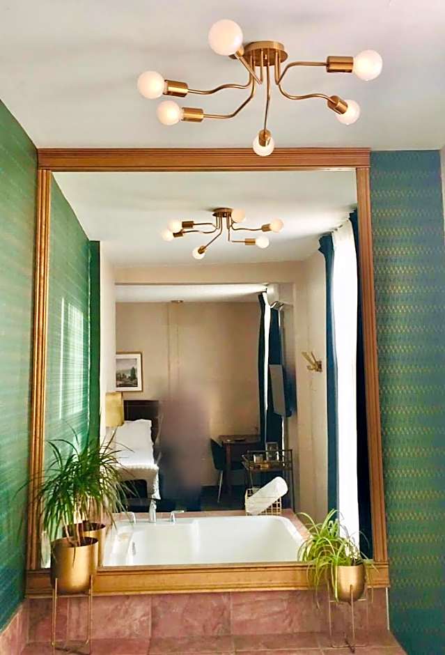 Photo 1 of 20 of 1 Queen Bed, Jetted Tub