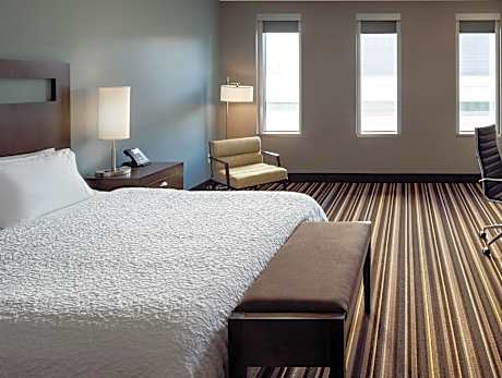 King Room with Accessible Tub - Mobility and Hearing Access/Non-Smoking