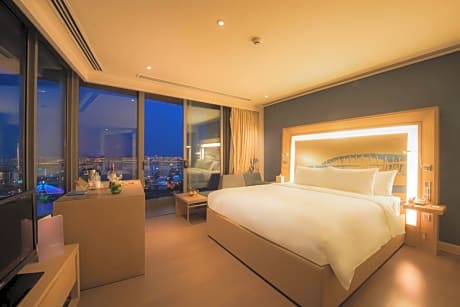 Corner Deluxe King Room with Balcony and Panoramic Han River View