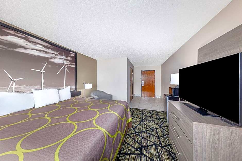 Super 8 by Wyndham Pratt