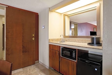 Queen Room with Two Queen Beds with Microwave and Refrigerator – Non-Smoking