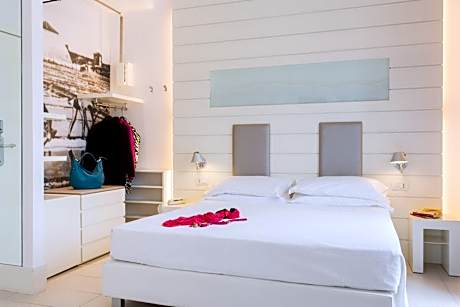 Superior Quadruple Room with Front Sea View