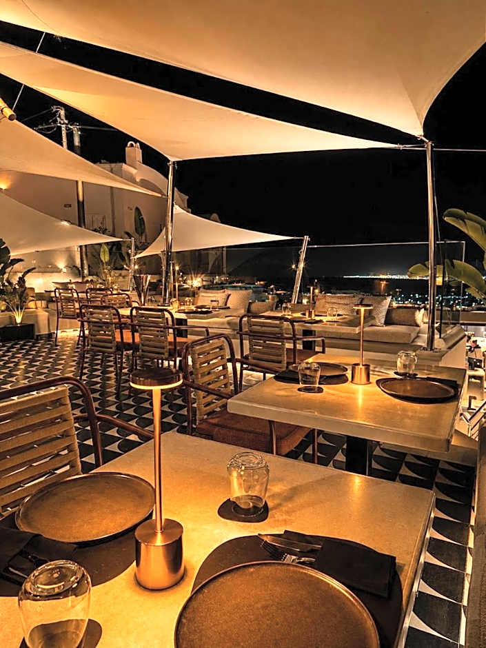 Sun Rocks Boutique Hotel - Caldera View Suites & Sunset Dining Experience