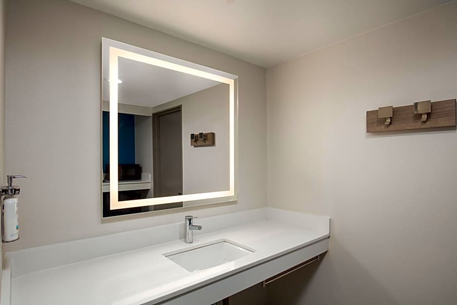 Holiday Inn Express Hotel & Suites Ventura Harbor By IHG