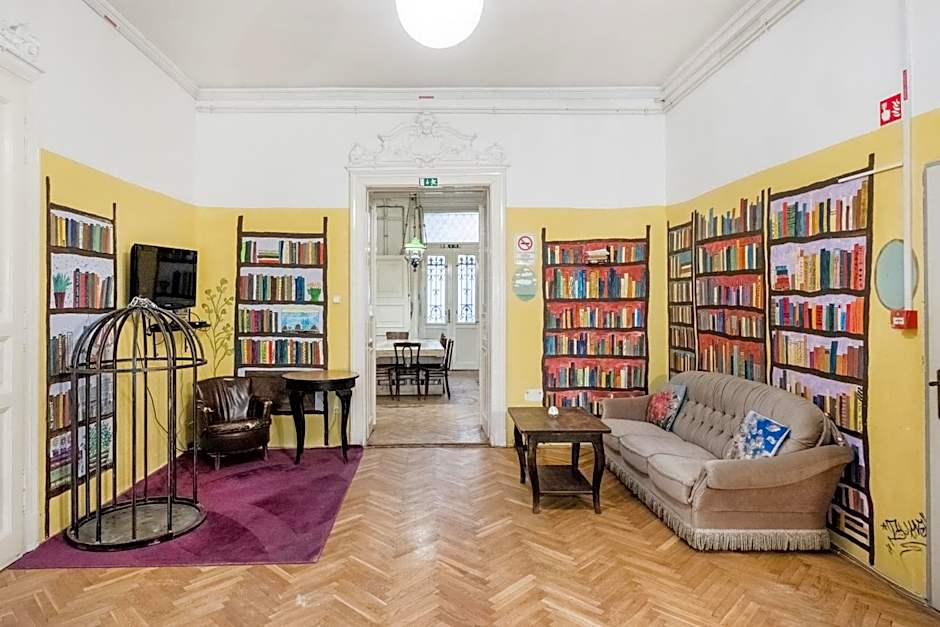 Baroque Hostel & Coworking