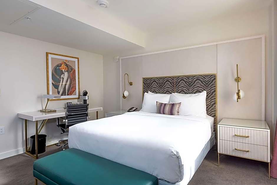 Photo 1 of 10 of 1 King Bed, City View