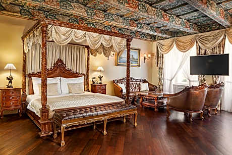 Iron Gate Hotel & Suites