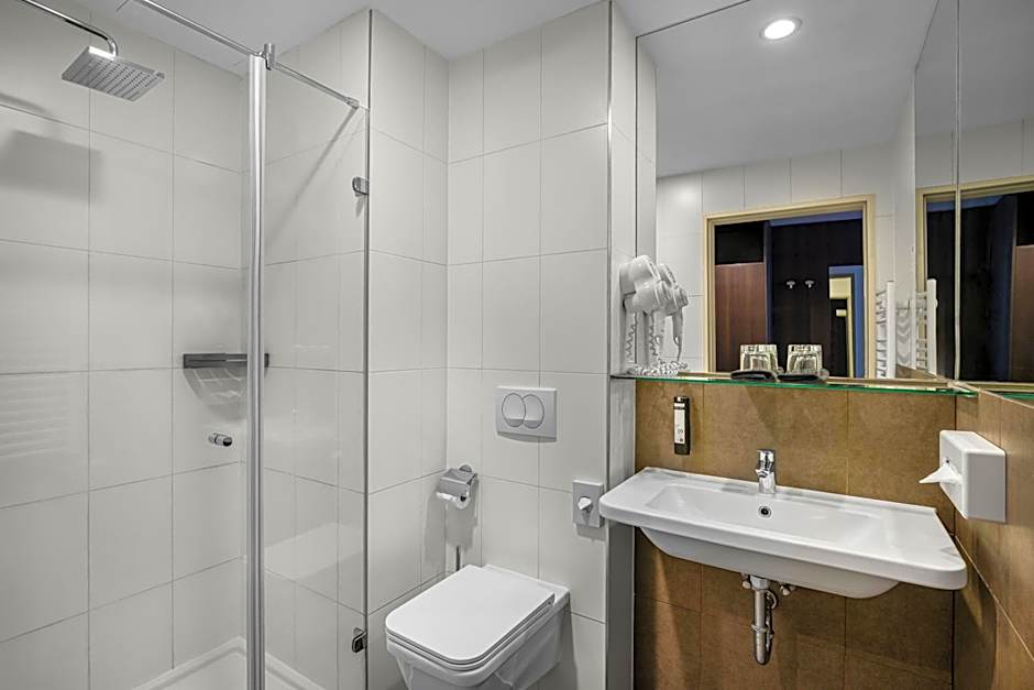 12 Revay Hotel