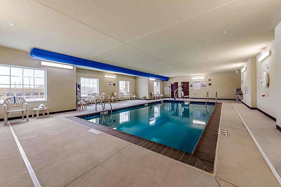 Cobblestone Hotel & Suites - Hutchinson