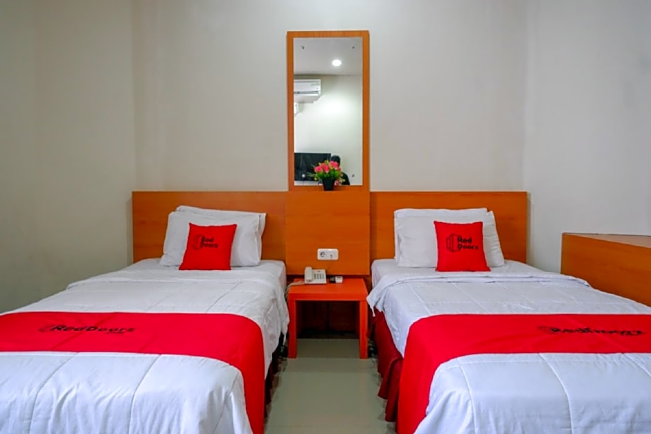 RedDoorz Plus @ Cameloan Hotel Palu