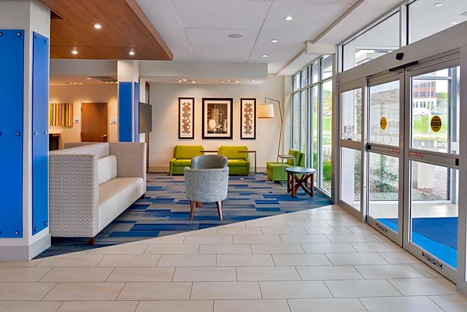Holiday Inn Express & Suites Madison By IHG