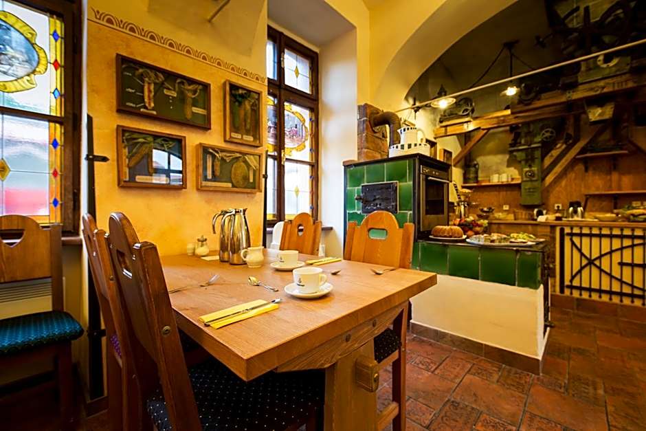 Hotel Selsky Dvur - Bohemian Village Courtyard
