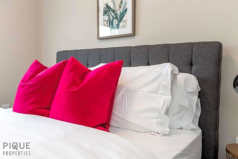 NEW, Euro-Style Suite, Whyte Avenue, AC, Netflix, Sleeps 6!