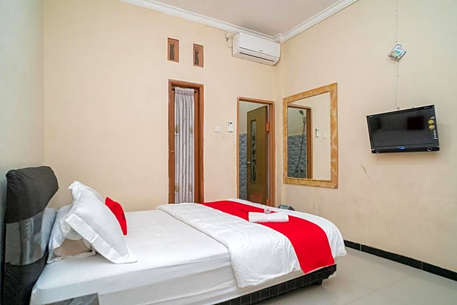 RedDoorz At Villa Akbar 3