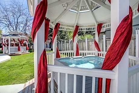 Rebekah's Airbnb Romantic Lodging