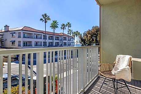 King Room with Partial Ocean View and Balcony - Non-Smoking