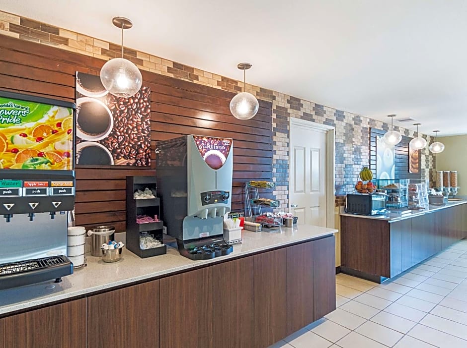 La Quinta Inn & Suites by Wyndham Mathis