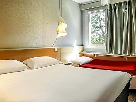 Standard Room with One Double Bed and One Single Bed